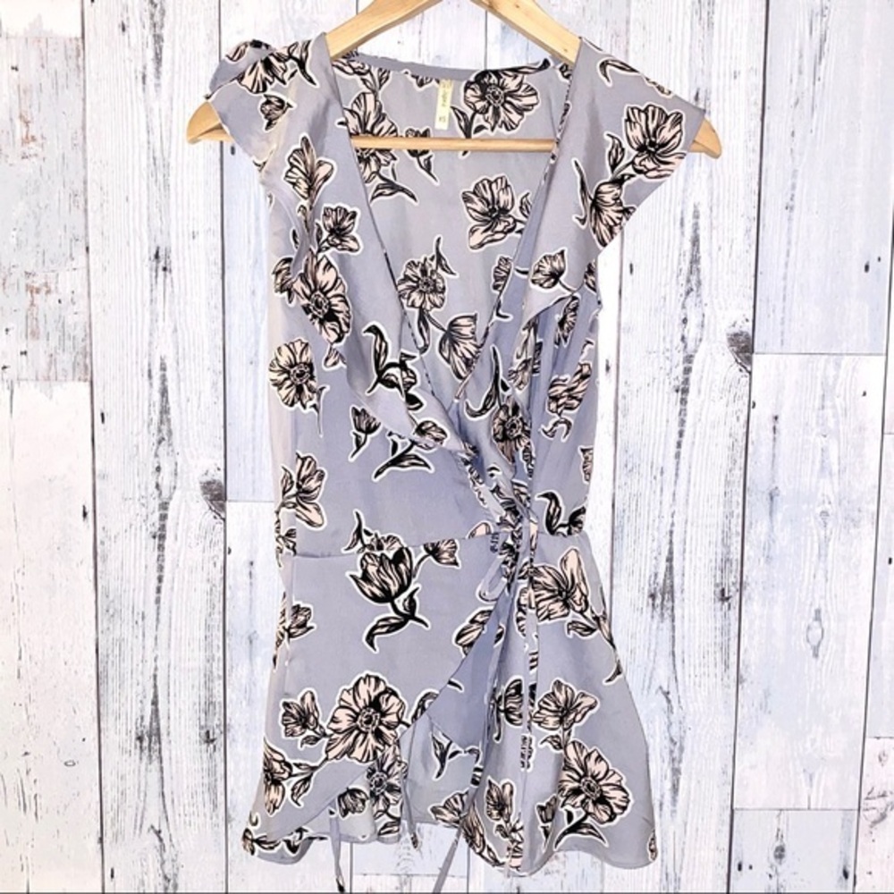 Japana XS sleeveless lavender floral wrap top